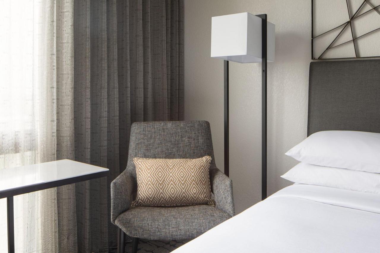 Отель Houston Marriott South At Hobby Airport Экстерьер фото