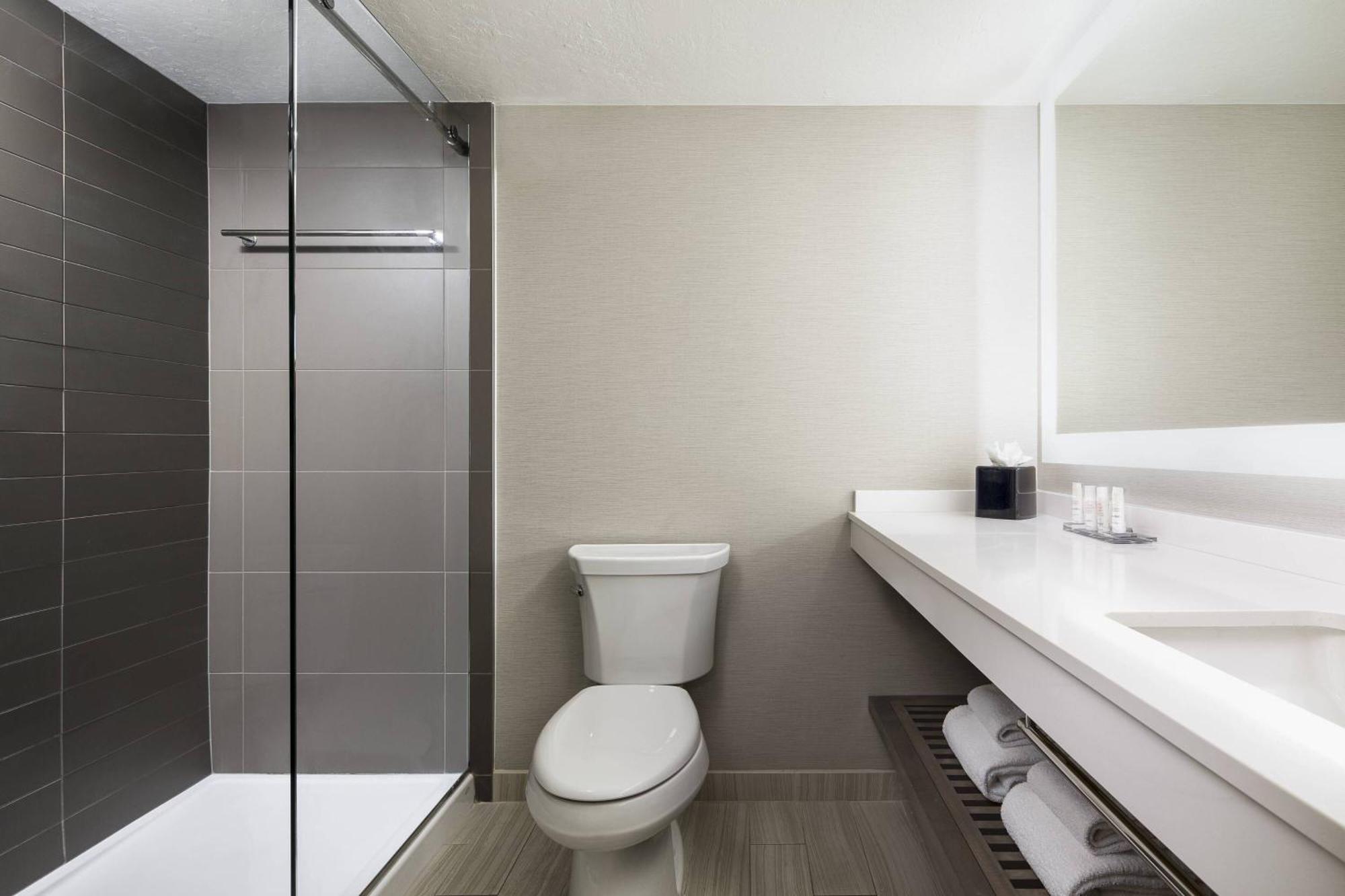 Отель Houston Marriott South At Hobby Airport Экстерьер фото