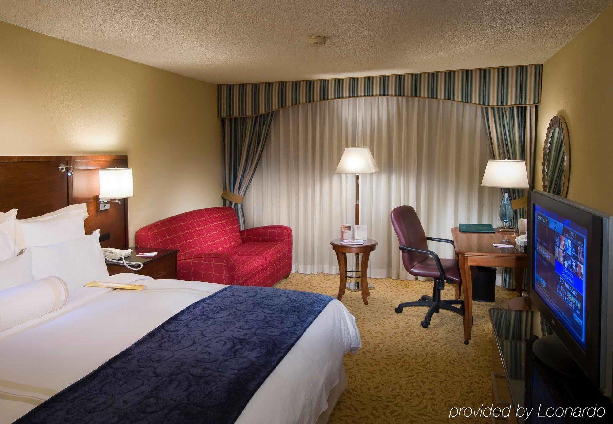 Отель Houston Marriott South At Hobby Airport Экстерьер фото