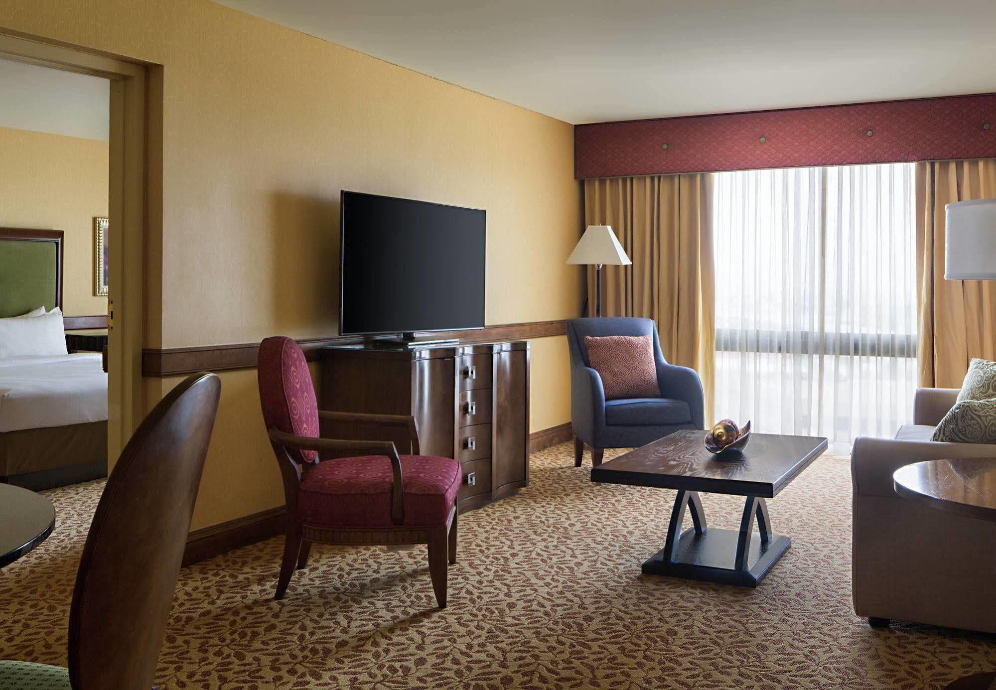 Отель Houston Marriott South At Hobby Airport Экстерьер фото