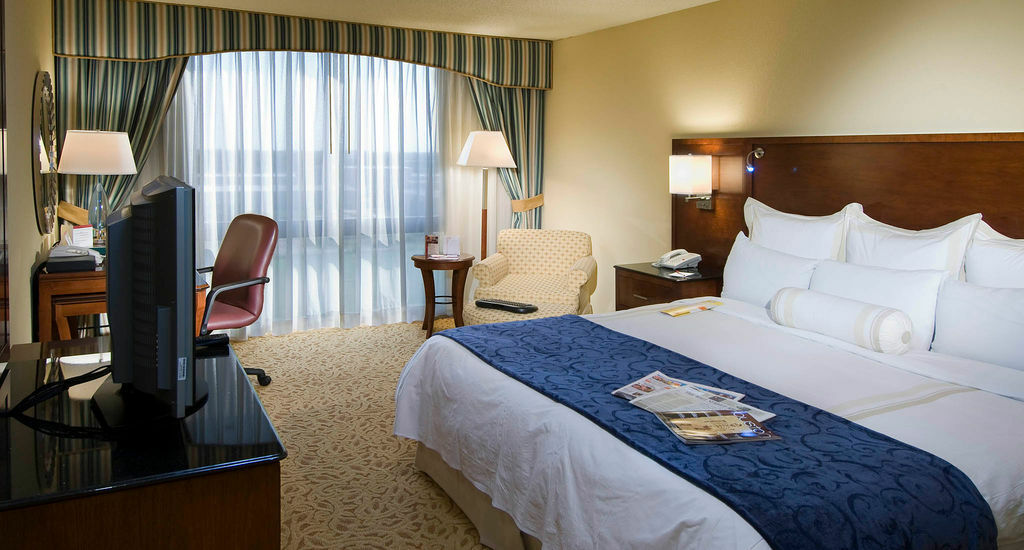 Отель Houston Marriott South At Hobby Airport Экстерьер фото